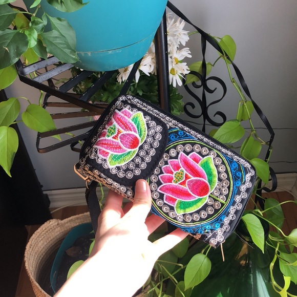 Artisanal Handmade embroidered Mexican wristlet 🪷 - Picture 5 of 5